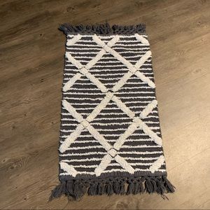 Gray and white textured 20”x32” rug